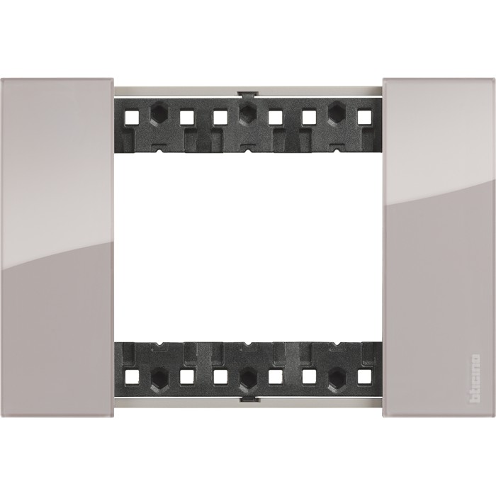 Placca 3 moduli living now aura materiale plastica bimaterica