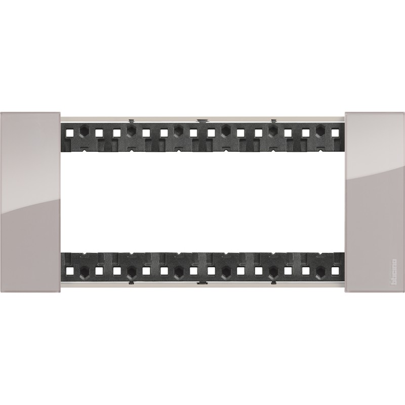 Placca 6 moduli living now aura materiale plastica bimaterica